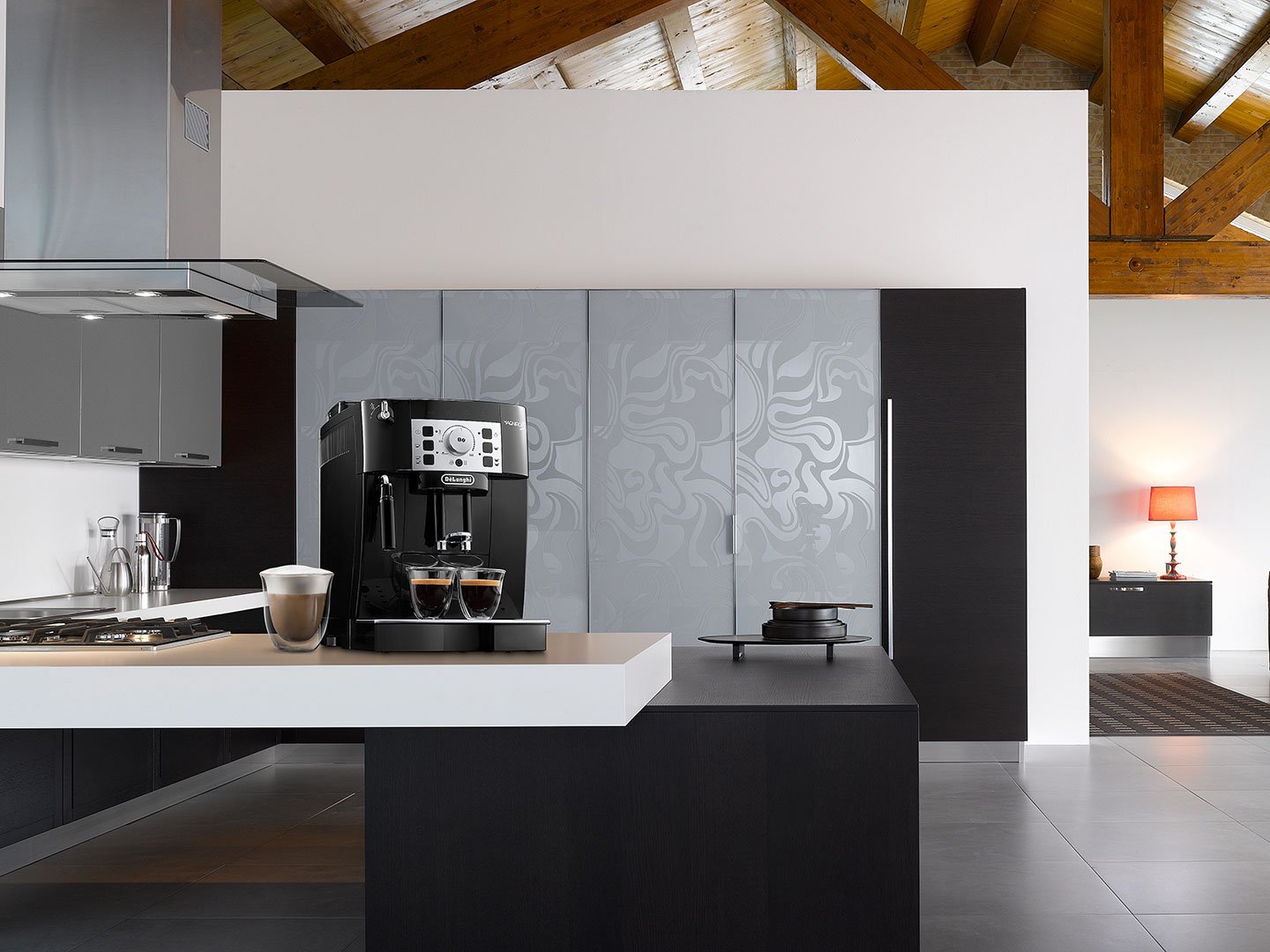 De’Longhi Magnifica S in einer Küche, Hersteller-Lifestylefoto